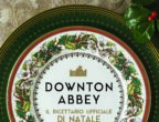 La serie tivù Downton Abbey, che racconta eventi storici e intrighi familiari della Gran Bretagna del Novecento, ha appassionato milioni di telespettatori. "Downton Abbey. Il ricettario ufficiale di Natale" di Regula Ysewijn (Panini Comics, 35 euro) è un volume di pregio, arricchito da immagini spettacolari, che propone 80 piatti delle feste tra i più famosi portati in tavola dalla famiglia Crawley, protagonista della fiction. Ricette sofisticate e deliziose, tra tacchino, Christmas Pie e l’immancabile punch, che piaceranno anche a chi non conosce la serie tivù, ma apprezza la più tipica cucina inglese.