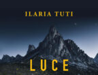 Chiara ha nove anni e, a causa di una patologia che le permette di vivere solo al buio, è costretta alla solitudine. Parte da lei la nuova indagine della detective Teresa Battaglia, raccontata nel romanzo "Luce della notte" di Ilaria Tuti (Longanesi, 16,80 euro). Teresa Battaglia deve, infatti, capire che cosa si nasconde dietro all’agghiacciante sogno della bambina, che parla di un ragazzino scomparso nel bosco vicino a casa. Questo thriller ha una genesi dolorosa: è stato scritto dopo un grave lutto che ha colpito l’autrice.
Il risultato è un romanzo forte e delicato insieme, che tocca il cuore e incalza con una trama mai scontata. E con due personaggi femminili unici: la piccola Chiara
e l’inimitabile detective Teresa Battaglia.