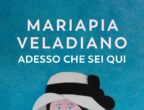 Andreina è cresciuta con zia Camilla, che in paese tutti chiamano ”la Regina” per il vezzo di abbinare borsetta e cappellino come Elisabetta d’Inghilterra. Quando la zia inizia a perdersi per strada e a dare segni di stranezza, la nipote si prende cura di lei con affetto. E l’aiuta a ricordare, intrecciando episodi del passato e del presente, con il sostegno di amiche, vicine di casa, parenti, impegnate a contrastare con tenacia e e ottimismo “il signor Alzheimer”. Marapia Veladiano affronta in "Adesso che sei qui" (Guanda, 18 euro) un tema forte con delicatezza e allegria.