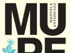 Siamo nel 1950, nell’Arneo, territorio del Salento dove non c’è nulla. Solo la fatica dei contadini e le tradizioni che le donne si tramandano di madre in figlia. Qui le vicende di alcune famiglie s’intrecciano con un episodio storico oggi dimenticato, quello dell’occupazione delle terre, in un romanzo corale ricco di suggestioni. "Murene" di Manuela Antonucci (Italo Svevo, 16 euro).