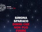 La protagonista dell’ultimo romanzo di Simona Sparaco, "Dimmi che non può finire" (Einaudi, 18 euro),
è una trentenne che ha imparato fin da bambina che le cose belle finiscono. Ed è talmente dominata dal timore di soffrire che preferisce essere lei a troncare tutto ciò che potrebbe darle gioia. Trovandosi senza lavoro, decide di accettare un incarico che non le piace, sicura che, se non altro, non lo perderà. Inizia così a occuparsi di Samuele (e indirettamente di suo padre), un bimbo solo e ferito che un po’ le somiglia. Ma questa situazione si rivela presto carica di potenzialità emotive che la spaventano: saprà rischiare e aprirsi alla forza trasformatrice dell