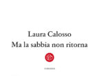 Tra romanzo e inchiesta giornalistica, "Ma la sabbia non ritorna" di Laura Calosso (Sem, 18 euro) piacerà a chi apprezza le storie familiari con un occhio ai problemi del presente. La protagonista, Elena, è una giornalista legata a un uomo sensibile ma fragile. Alle spalle, ha un rapporto difficile col padre, che si è arricchito cavando sabbia e distruggendo dune. Elena ha lasciato da tempo la famiglia, ma si ritroverà a fare i conti con il passato del padre, e anche con il suo, quando avvierà un’indagine sulle mafie che rubano e rivendono le sabbie. Un traffico internazionale poco conosciuto, ma causa del crollo di molte costruzioni e di devastazione dell