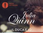 Chi ha visto la serie Bridgerton (Netflix) potrà divertirsi a ritrovare in "Il Duca e io" (Mondadori, 14,50 euro) l’atmosfera frizzante e romantica che accompagna la nascita dell’amore tra Daphne e il duca di Hastings. Questo titolo è il primo di nove romanzi che Julia Quinn ha dedicato alla saga dei Bridgerton.