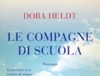 Hai mai pensato di rivedere, a distanza di anni, le tue migliori amiche dell’adolescenza? È questo lo spunto iniziale di Le compagne di scuola, l’ultimo romanzo della scrittrice tedesca Dora Heldt (tre60, 16,80 euro). La protagonista, Doris, è una cinquantenne, madre di due figli già grandi e con un matrimonio un po’ stanco, che decide di organizzare una mini fuga dalla routine invitando due vecchie amiche, da tempo perse di vista, a un weekend sul Mar Baltico. Le due, Anke e Katja, sono stupite ma accettano e quel weekend diventa occasione per mettere
a confronto le loro vite, ormai molto diverse: Anke è una solitaria, Katja una donna di successo, con l’ossessione della forma fisica. Ognuna di loro, però, nasconde almeno un segreto. Sapranno ritrovare la complicità?