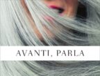 La protagonista di Avanti, parla (Bompiani, 18 euro), l’ultimo romanzo di Lidia Ravera, è Giovanna, una donna non più giovane, con capelli bianchi che lascia lunghi e una vita silenziosa. «Ha fatto scelte scellerate nella sua giovinezza, ha pagato il suo debito con la giustizia, ma continua a pagare, non fa sconti a se stessa» dice l’autrice del suo personaggio. Giovanna vive sola a Roma, non va in vacanza, non vede mai nessuno. Nell’appartamento accanto al suo, si trasferisce una famiglia con due figli. La donna prima li osserva, poi a poco a poco sarà coinvolta dalle loro vite allegre, confuse, piene di sorprese. Fino a rendersi conto che la sua corazza è caduta, che l’amicizia, la tenerezza, la dolcezza hanno di nuovo un posto tra le sue emozioni. E che forse può, finalmente, perdonarsi.