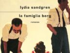Un grande amore può finire perché uno dei due si tira indietro? È la domanda che si pone Martin, cinquantenne svedese, titolare di una piccola casa editrice: sua moglie Cecilia ha lasciato lui e i loro due figli anni prima, ma Martin sa che lei è stata l’amore della sua vita e non ce ne sarà un altro. E mentre lui ripercorre gli inizi e lo sviluppo della loro storia, sua figlia Rakel decide di mettersi sulle tracce della madre. Un romanzo dal ritmo avvolgente, che intreccia più punti di vista, alla ricerca dei tanti aspetti dell’amore.
La famiglia Berg
di Lydia Sandgren (Mondadori, 25 euro).