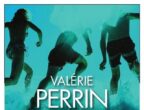 Il primo libro di Valérie Perrin arrivato in Italia, Cambiare l’acqua ai fiori, è stato un caso letterario nel 2020. Ora con Tre (E/O, 19 euro) la scrittrice francese sta scalando le classifiche con una storia che parte da un patto di alleanza, stretto da tre bambini nel 1987, e si chiude nel 2017 con una giornalista che indaga sul mistero di un’auto ripescata dal fondo del lago. Che rapporto c