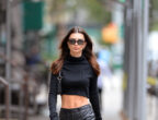 La modella Emily Ratajkowski passeggia per New York