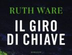 Rowan Caine incappa in un’interessantissima offerta di lavoro: una coppia di genitori è alla ricerca di una babysitter a tempo pieno. Stipendio ottimo, vitto e alloggio (in una moderna villa di lusso in Scozia) compresi. Un meraviglioso sogno che si avvera? Purtroppo no. Perché la donna, una volta assunta, poco alla volta finisce catapultata in un vero e proprio incubo: menzogne, misteri, omicidi, accuse, carcere. Ecco la spaventosa trama di Il giro di chiave di Ruth Ware (Corbaccio, 16,90 euro), un giallo spaventoso che non fa dormire la notte.