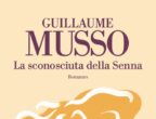 La sconosciuta della Senna di Guillaume Musso (La nave di Teseo, 19 euro) è un giallo ricco di suspence e mistero ambientato a Parigi. Qualche giorno prima di Natale, viene salvata dalle acque della Senna una donna: è viva, ma non ricorda nulla di sé né della sua vita. Grazie agli esami sul dna, si scopre la sua identità: è la pianista Milena Bergman. Il problema è che l’artista è stata dichiarata morta in un incidente aereo un anno prima.