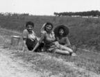 Tre mondine in pausa nella campagna di Carpi nel 1948.