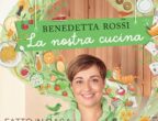 Benedetta Rossi, star del Web e della tivù con oltre sette milioni di follower su Facebook, arriva nelle librerie con La nostra cucina (Mondadori, 18,90
euro), un manuale che non si limita a spiegare succulente
ricette, ma racconta anche tradizioni familiari e piatti tipici che la blogger ha scoperto grazie alle lettere e alle mail dei suoi fan. Il risultato è un libro ricco di consigli, ma anche di storie ed emozioni. Con immagini, illustrazioni e anche piccoli spazi in cui annotarsi appunti o precisazioni.
