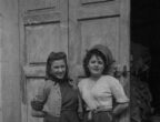Due giovani donne in posa nel 1948.