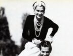 Coco Chanel sulle spalle del ballerino Serge Lifar nel 1937.