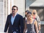 La cantante e attrice Jennifer Lopez sceglie un look femminile e raffinato per passeggiare a New York, con il fidanzato Ben Affleck