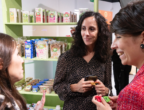 Allo stand dm Italia si provano prodotti alimentari e d