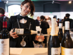 La sommelier Camilla Guiggi tiene una lezione di degustazione. Con i vini Sella & Mosca