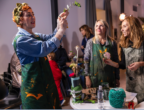 La canta fiorista Rosalba Piccinni mostra come realizzare un bouquet floreale